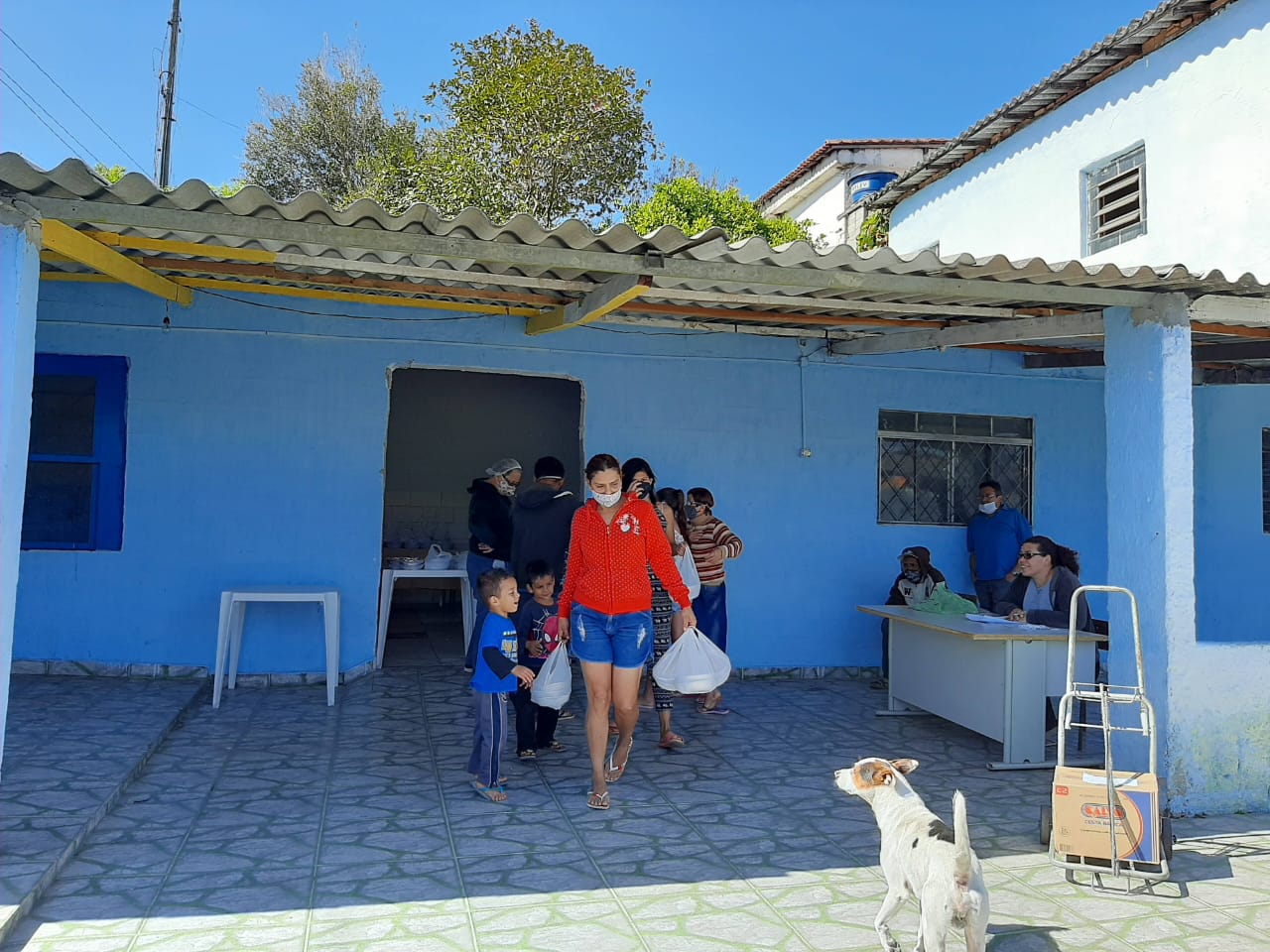 Distribuição de alimentos e doações para famílias da comunidade